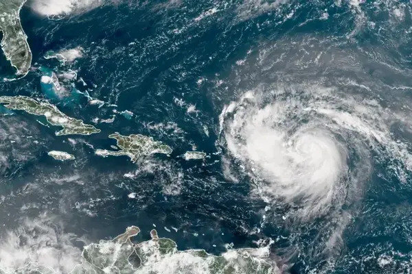 El huracán Erin se está intensificando rápidamente mientras avanza sobre el noreste del Caribe, provocando fuerte oleaje y lluvias