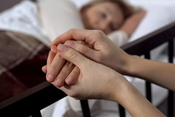 Favorece la atención y los cuidados paliativos de los enfermos terminales, ofreciendo el acompañamiento humano sin intervención médica