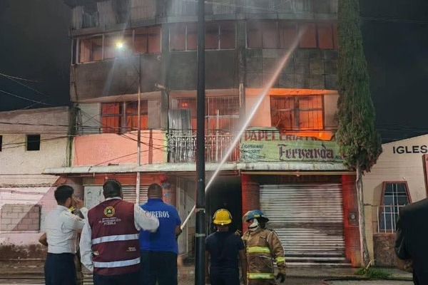 La zona en la Aquiles Serdán permanece acordonada mientras se realizan tareas de limpieza y se investigan las causas del incendio