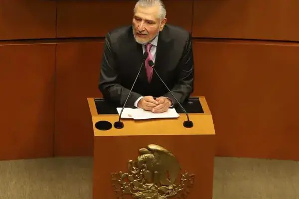 Ocho veces fue invocado Adán Augusto López Hernández, hasta que el coordinador de Morena en el Senado, tomó la tribuna para defenderse