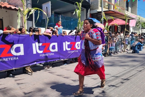 mujeres corren en la 31ª Carrera de la Tortilla de Coapan