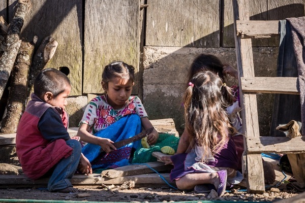 La reducción fue menor que la observada en la población general, donde la pobreza por ingresos pasó de 50.8 % en 2016 a 35.4 % en 2024