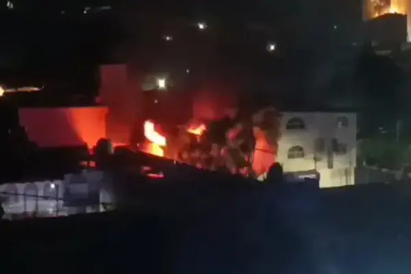 Alrededor de las 21:30 horas del viernes, civiles armados irrumpieron en el domicilio de la alcaldesa y balazos incendiaron el lugar