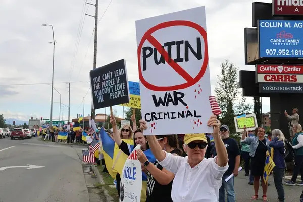 Varios centenares de manifestantes en la ciudad de Anchorage, Alaska, se concentraron este jueves para rechazar la llegada de Vladímir Putin