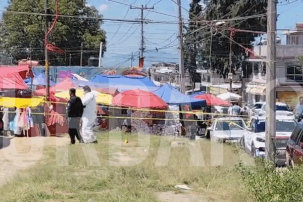 Sicarios matan a comerciante mientras instalaba su puesto en el tianguis de Xochimehuacan, en Puebla