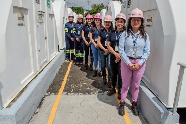 “Cascos Rosas” visibiliza y dignifica el trabajo de las mujeres en áreas tradicionalmente ocupadas por hombres, destacando su capacidad