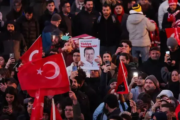 El CHP sostiene que los arrestos y las acusaciones son parte de una ofensiva del gobierno de Turquía para debilitar a la oposición