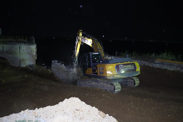 Realizan trabajos diurnos y nocturnos para acelerar la reconstrucción del bulevar que comunica al Aeropuerto Internacional “Hermanos Serdán”