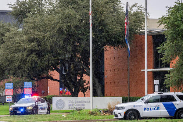Un segundo detenido herido de bala en un ataque a una oficina de inmigración en Dallas la semana pasada ha fallecido, informó su familia