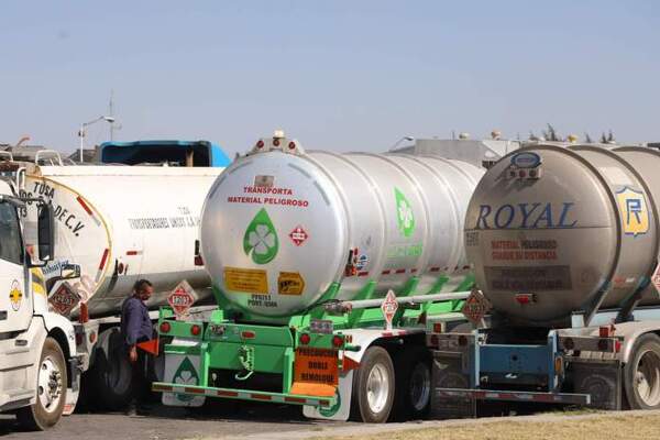 Con la finalidad de establecer que vehículos que transporten sustancias peligrosas, deban sujetarse a horarios de operación y circulación