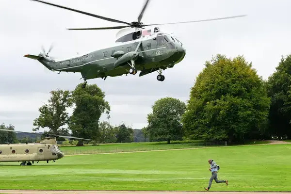 El helicóptero de Donald y Melania Trump, el Marine One, experimentó un "problema hidráulico" mientras volaba este jueves cerca de Londres