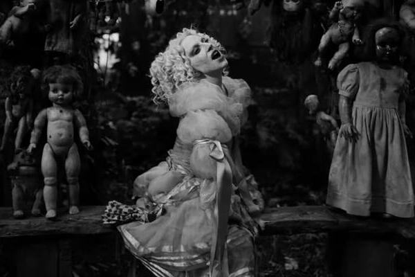 Tim Burton demuestra su genialidad detrás de las cámaras al concebir el videoclip de "The Dead Dance", rodado en la Isla de las Muñecas