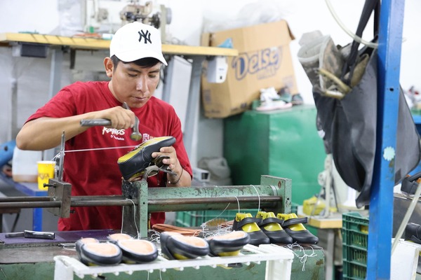 Un productor en Tepeyahualco advirtió que el contrabando de calzado afecta en el regreso a clases, cuando incrementa el calzado escolar chino