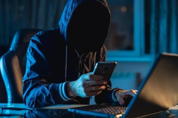 Para reportar perfiles, cuentas o mensajes sospechosos sobre ofertas de empleo falsas, se puede contactar a la Policía Cibernética