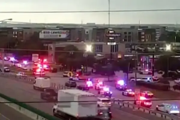 El tirador, un hombrecuya identidad aún no ha sido revelada, comenzó a disparar contra personas al interior del centro de detención de ICE