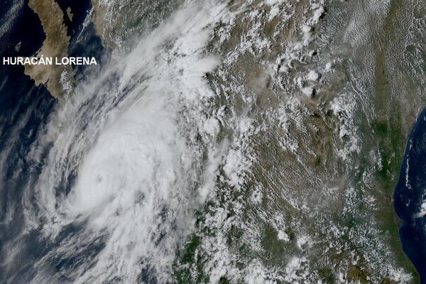 Lorena alcanzó la categoría de huracán en su avance por el océano Pacífico y ahora se mueve con vientos sostenidos de 120 km/h