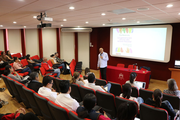 “El acoso escolar se puede evitar”, con esta afirmación comenzó la conferencia de Javier Pérez Aznar en la IBERO Puebla sobre el bullying