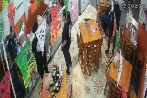 Agreden a trabajadores de taquería en Centro Histórico de Puebla; también los amenazan con desaparecerlos