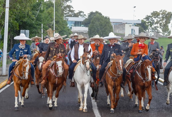 Alejandro Armenta encabeza una cabalgata en la zona histórica de los Fuertes de Loreto y Guadalupe