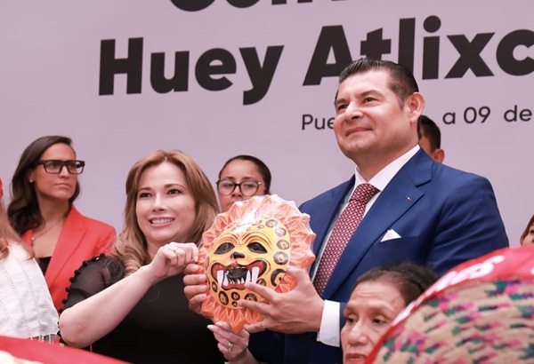 Alejandro Armenta recibe en Casa Aguayo al Convite del Festival Huey Atlixcáyotl 2025, en su edición número 60