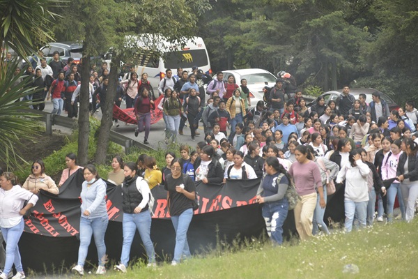 Alumnas de la Escuela Normal Rural “Benito Juárez” de Panotla