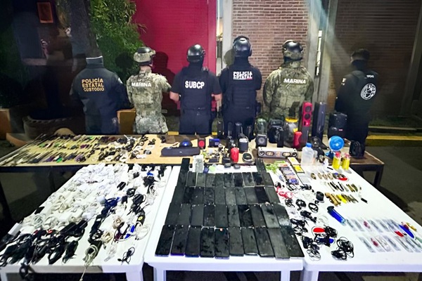 Aseguran en el penal de Puebla 77 objetos punzocortantes y 43 equipos telefónicos
