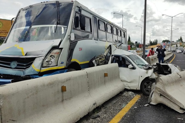 Autobús de la línea Atah provoca choque múltiple en la carretera Apizaco-Tlaxcala