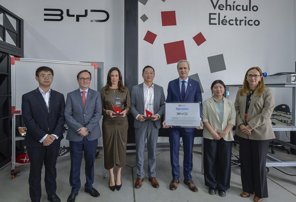 BYD dona vehículo eléctrico a la universidad