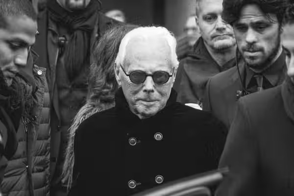 El imperio de Giorgio Armani generó ingresos anuales de 2 mil 300 millones de euros en 2024 y emplea a más de 8 mil personas en el mundo