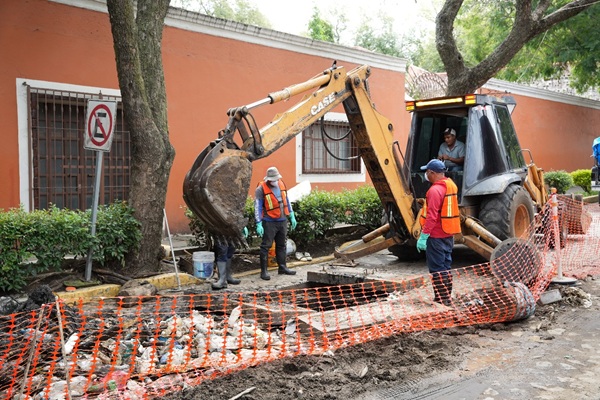 CAPAM desazolva canal subterráneo en la Calle del Vecino