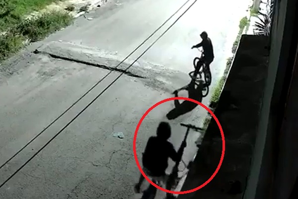 Captan a niños robando un scooter eléctrico en San Francisco Totimehuacán