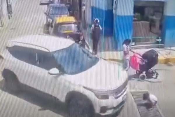 Derivado del descuido de una mujer, un menor de edad fue atropellado en la junta auxiliar de San Jerónimo Caleras, en la ciudad de Puebla