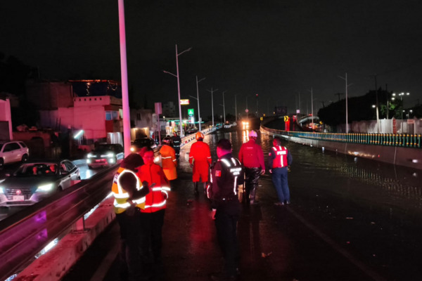 Derivado de las lluvias, se recibieron reportes ciudadanos de dos vehículos varados sobre el puente vehicular de la Vía Corta a Santa Ana