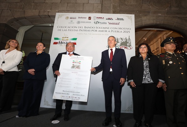 Coloca Pepe Chedraui Bando Solemne de las Fiestas Patrias