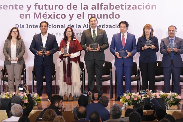 Con la presidenta Sheinbaum, México levantará la Bandera Blanca, afirmó Mario Delgado en Puebla