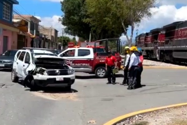 Conductor de camioneta trata de ganarle el paso al tren en Tehuacán