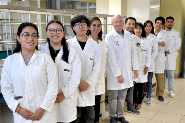 El doctor Geolar Fetter, su equipo, y estudiantes de la BUAP, trabajan en el desarrollo de nanomateriales con aplicaciones médicas