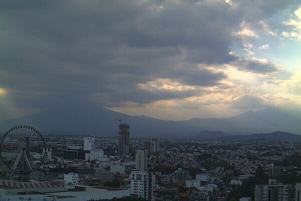 El pronóstico climático para este día se prevé un día parcialmente nublado, con una probabilidad media de lluvias durante la tarde