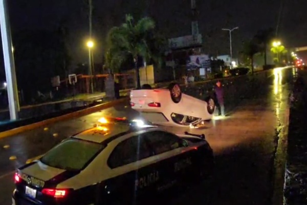 Dos hombres en estado de ebriedad vuelcan su vehículo y se dan a la fuga en Atlixco, Puebla