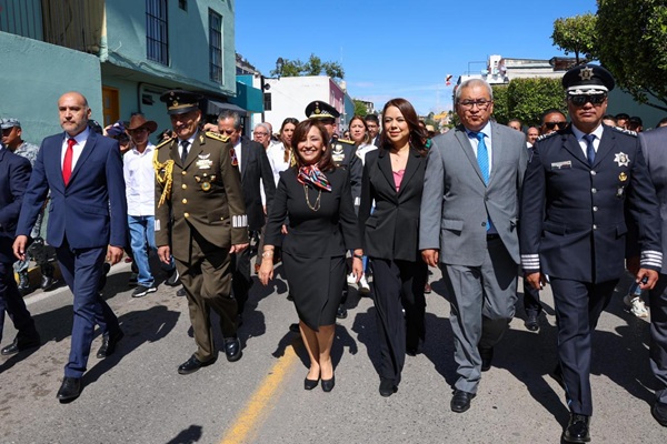 Encabeza Gobernadora de Tlaxcala desfile cívico-militar