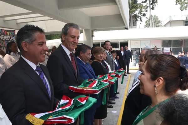 Encabeza Pepe Chedraui entrega de banderas en escuelas, juntas auxiliares e inspectorías