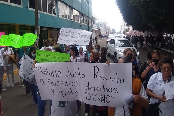 Enfermeras del Issstep protestan contra líder sindicato