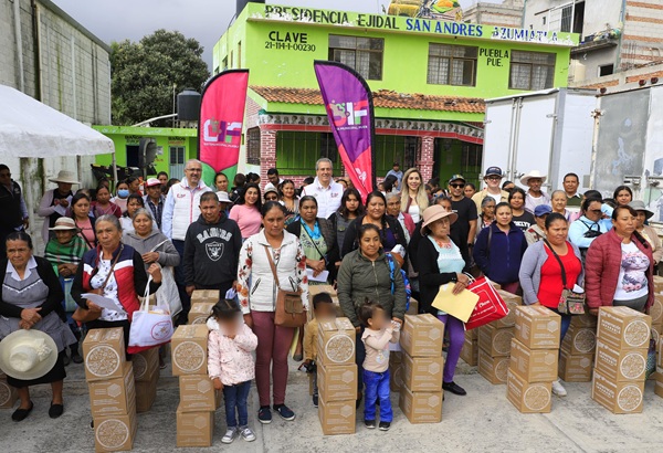 Entrega Pepe Chedraui y SMDIF apoyos alimentarios en la junta auxiliar de Azumiatla