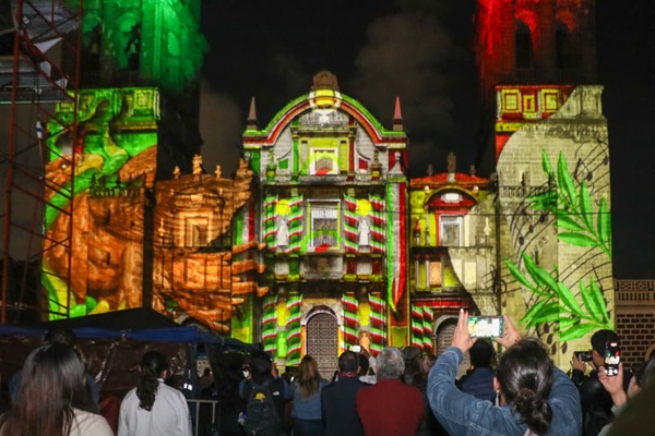 Estrena Puebla videomapping Septiembre Brilla en la fachada de Catedral