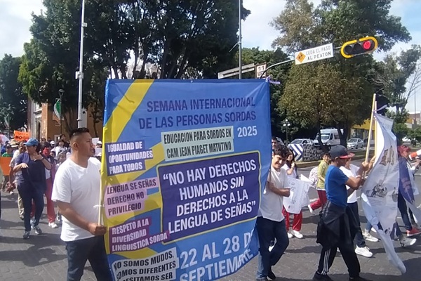 Exigen educación inclusiva para personas sordas en marcha por el Día Internacional de la Lengua de Señas
