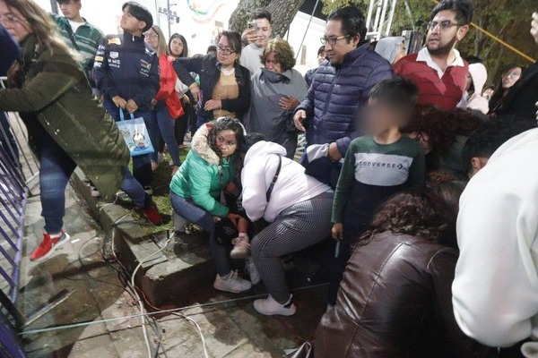 El menor presentó quemaduras de segundo grado, superficiales en su brazo, por una explosión de pirotecnia en el Zócalo de Tlaxcala