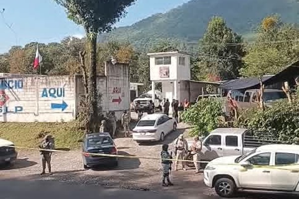 FGR Puebla asegura estación de gas en Xicotepec junto con 6 vehículos y 4 personas durante operativo contra huachigas