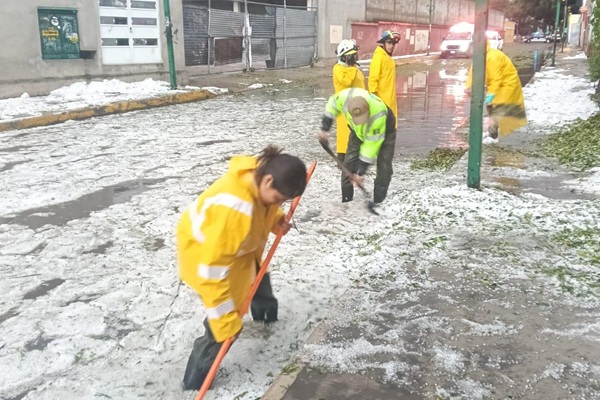 Fuerte lluvia y granizada genera inundaciones y taponamientos en 10 puntos de la Ciudad de Tlaxcala