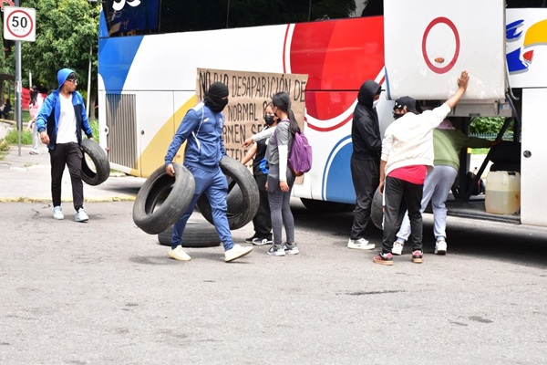 Gobierno de Puebla investiga a encapuchados por incendio y vandalismo de unidades de RUTA; normalistas de Teteles son liberadas