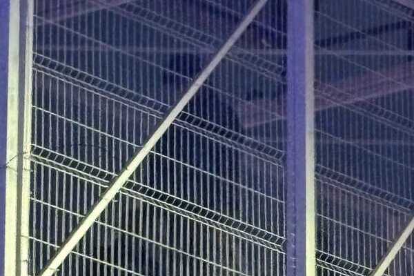 Un masculino de aproximadamente 30 años de edad se quitó la vida al colgarse del puente peatonal ubicado en el Periférico Ecológico